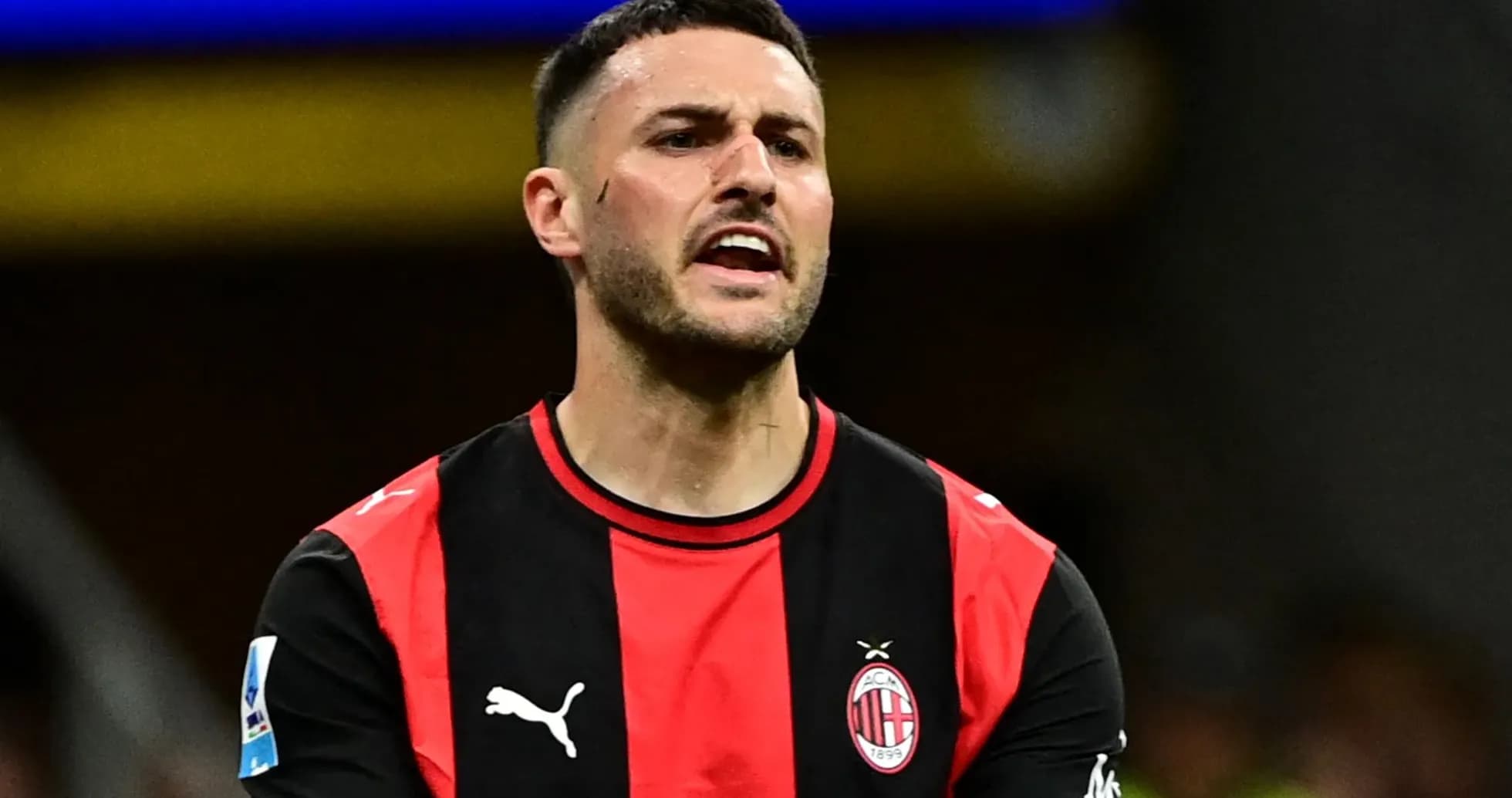 Jugador del AC Milan en acción durante el partido Jugador del AC Milan en acción durante el partido