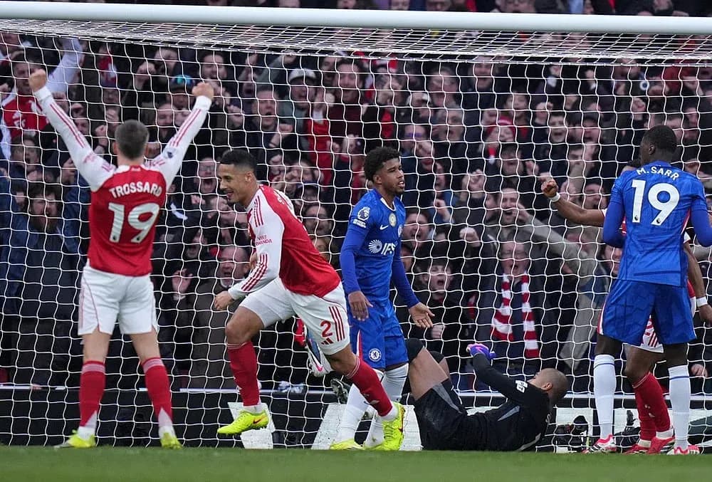 Jugadores celebrando un gol de Arsenal Jugadores celebrando un gol de Arsenal