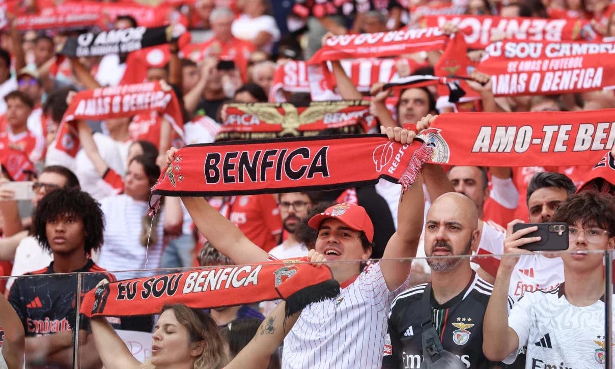 Aficionados de Benfica animando en el estadio Aficionados de Benfica animando en el estadio
