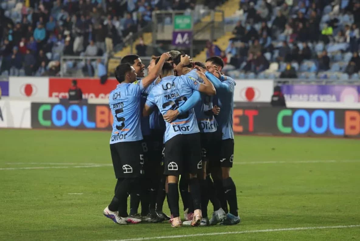 Jugadores de O'Higgins celebrando un gol Jugadores de O'Higgins celebrando un gol