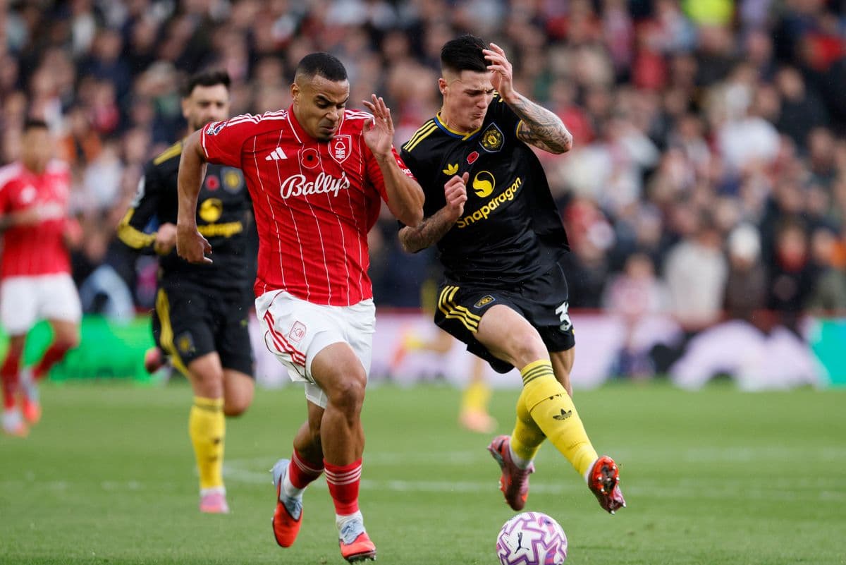 Jugador de Nottingham Forest persiguiendo el balón Jugador de Nottingham Forest persiguiendo el balón