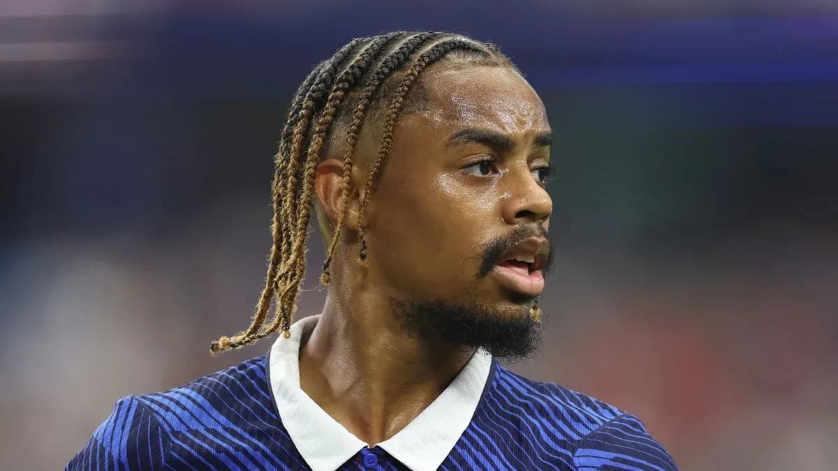 Jugador con trenzas en uniforme de fútbol Jugador con trenzas en uniforme de fútbol