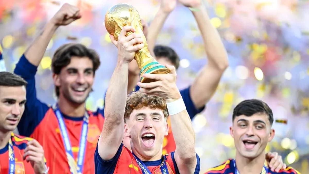Jugadores de España celebrando con el trofeo de la Copa Jugadores de España celebrando con el trofeo de la Copa