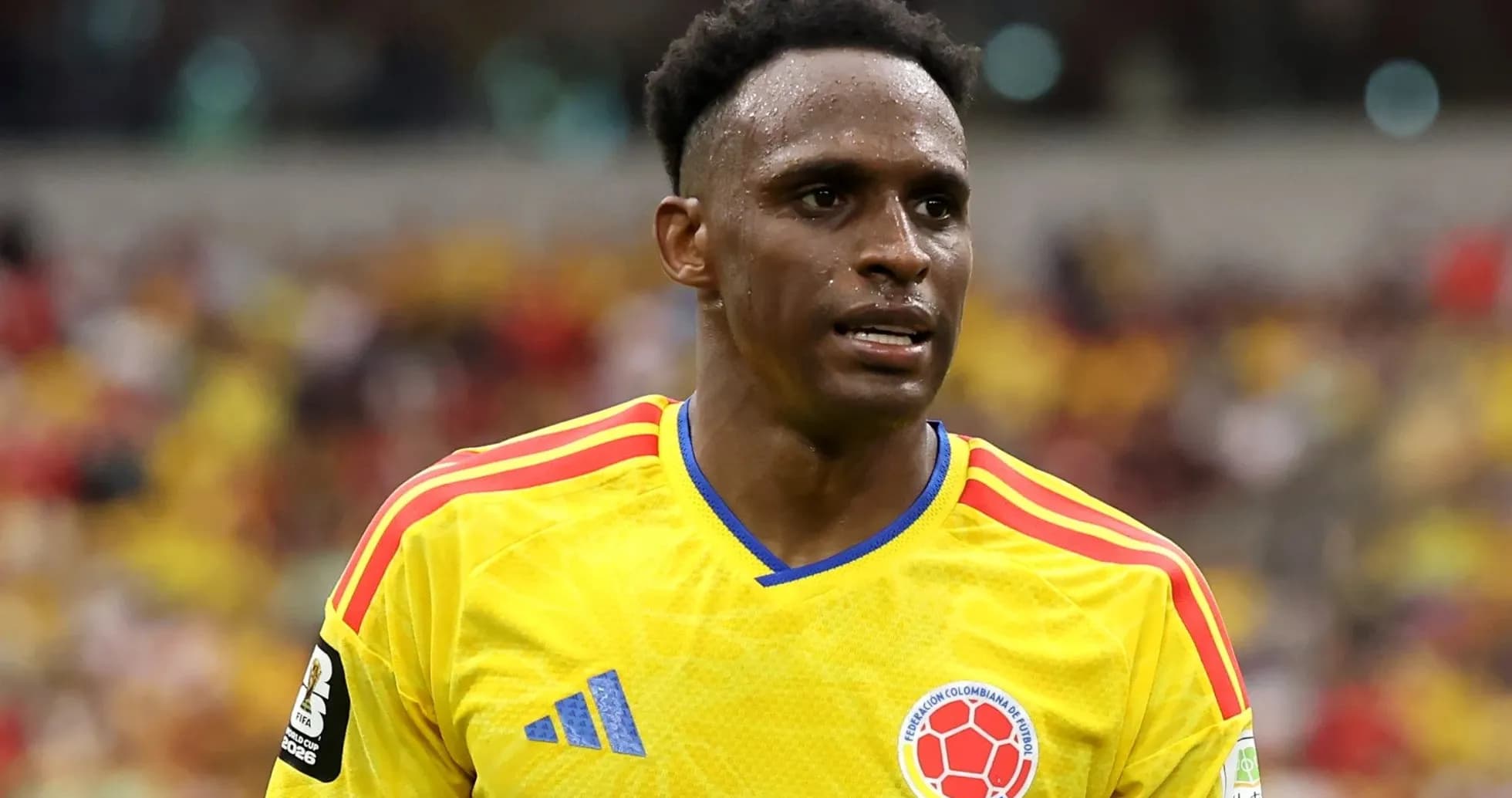 Jugador colombiano en camiseta amarilla durante partido Jugador colombiano en camiseta amarilla durante partido