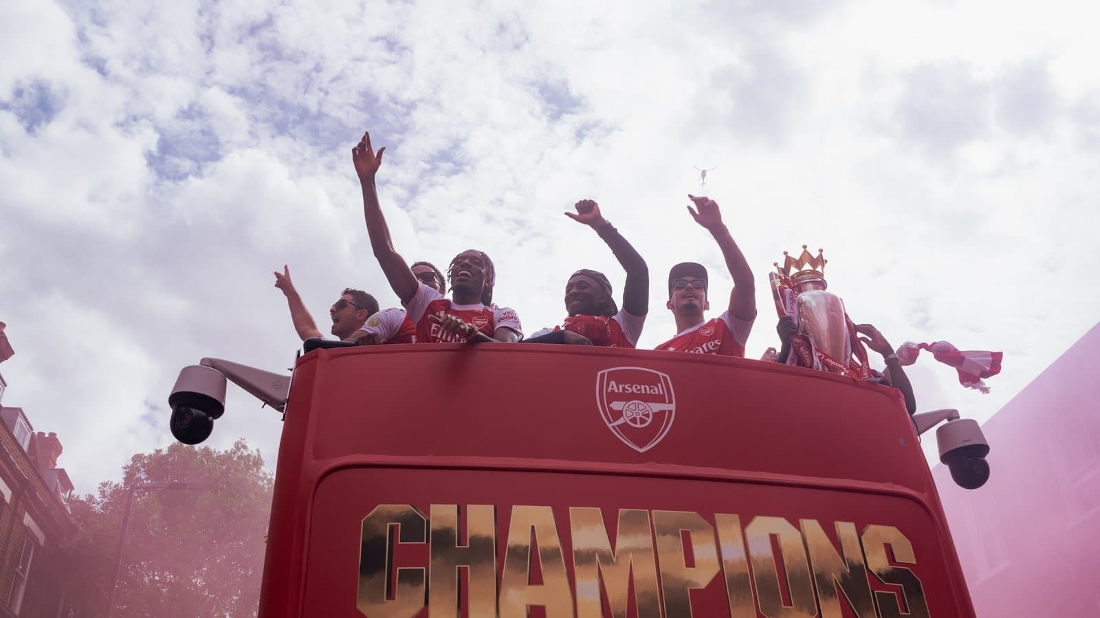 Jugadores de Arsenal celebrando en autobús campeón Jugadores de Arsenal celebrando en autobús campeón