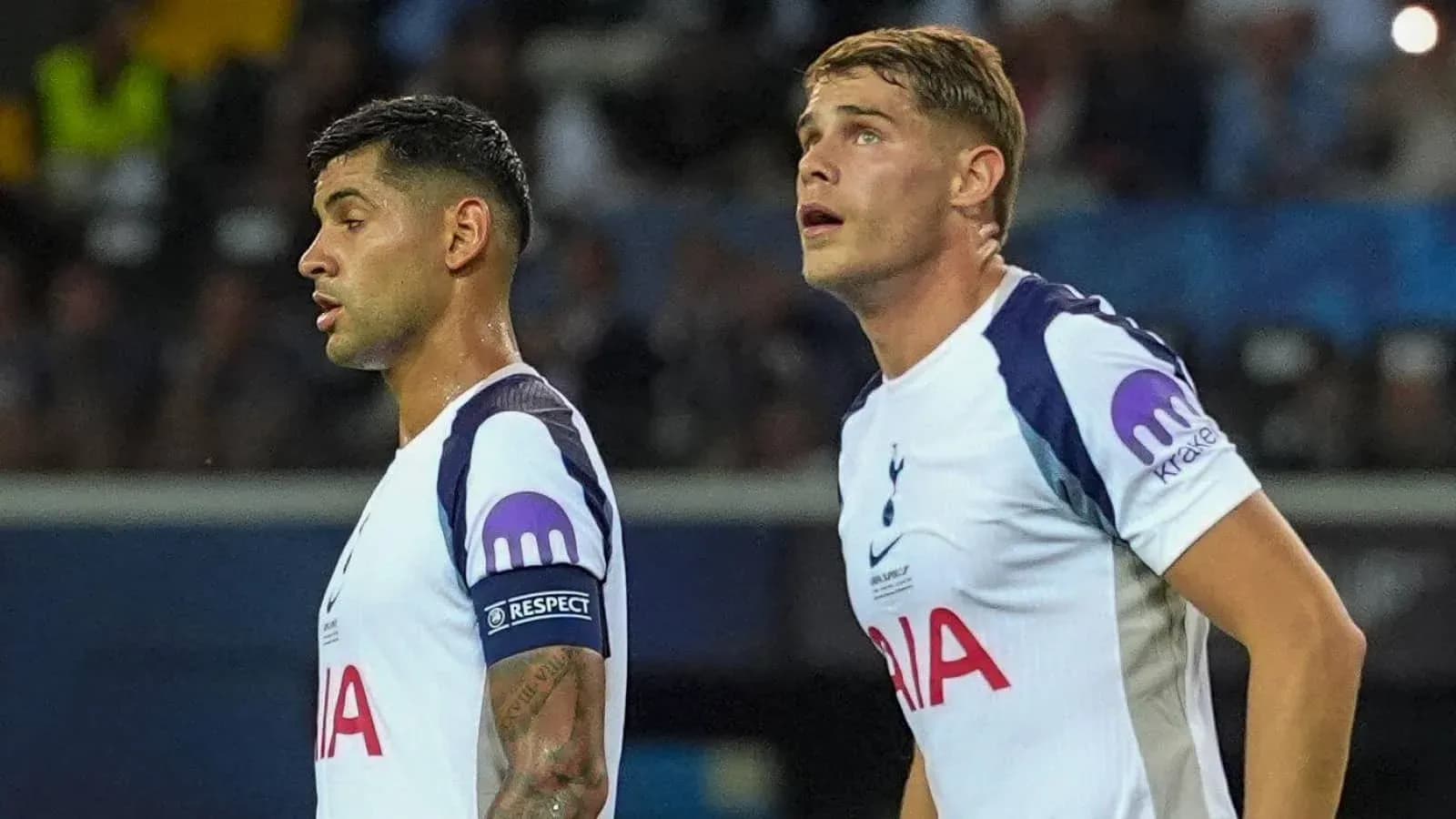 Dos jugadores de Tottenham en el campo de juego Dos jugadores de Tottenham en el campo de juego