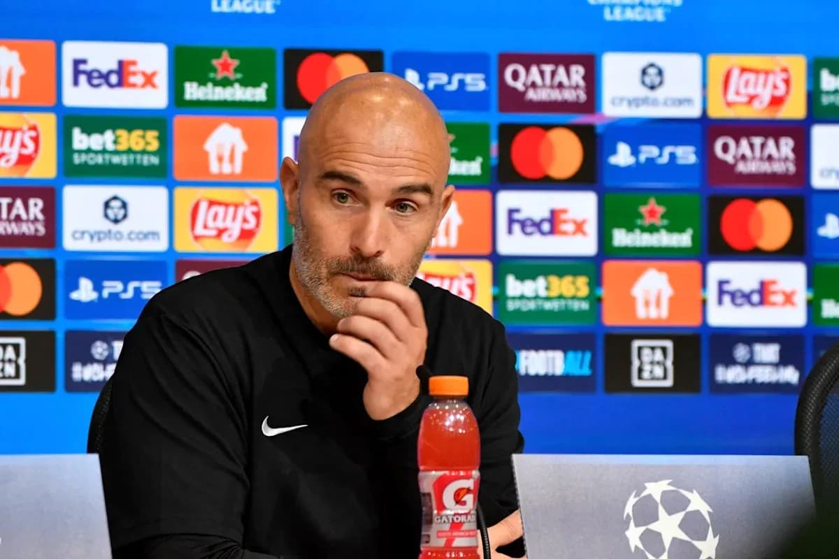Entrenador en rueda de prensa previa a partido Entrenador en rueda de prensa previa a partido