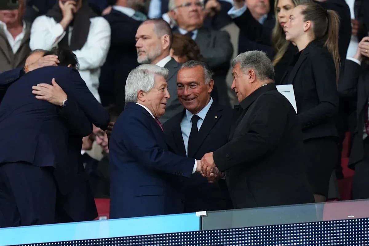 Tres hombres estrechándose la mano en el estadio Tres hombres estrechándose la mano en el estadio