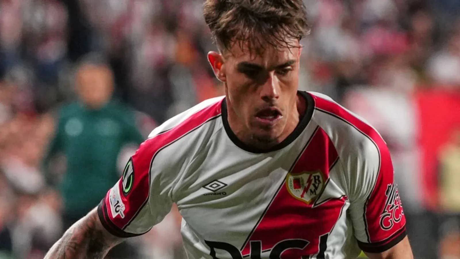 Jugador de Rayo Vallecano en acción durante el partido Jugador de Rayo Vallecano en acción durante el partido