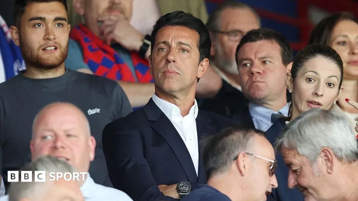 Hombre en traje observando un partido desde la grada Hombre en traje observando un partido desde la grada