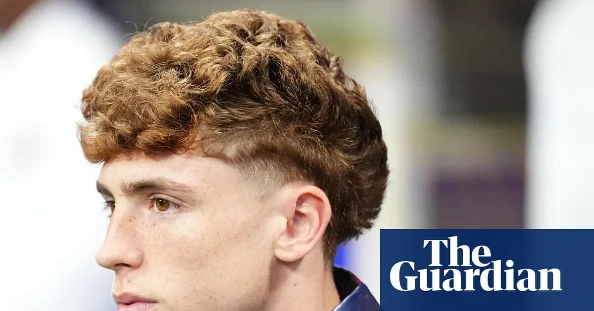 Jugador con cabello rizado en evento deportivo Jugador con cabello rizado en evento deportivo