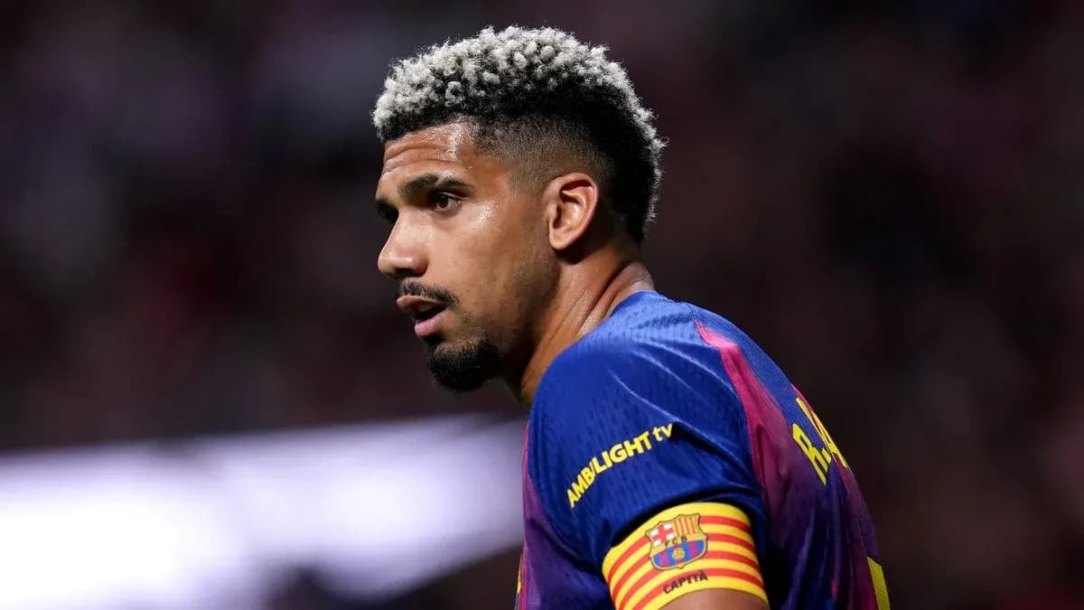 Jugador de FC Barcelona con camiseta y brazalete Jugador de FC Barcelona con camiseta y brazalete