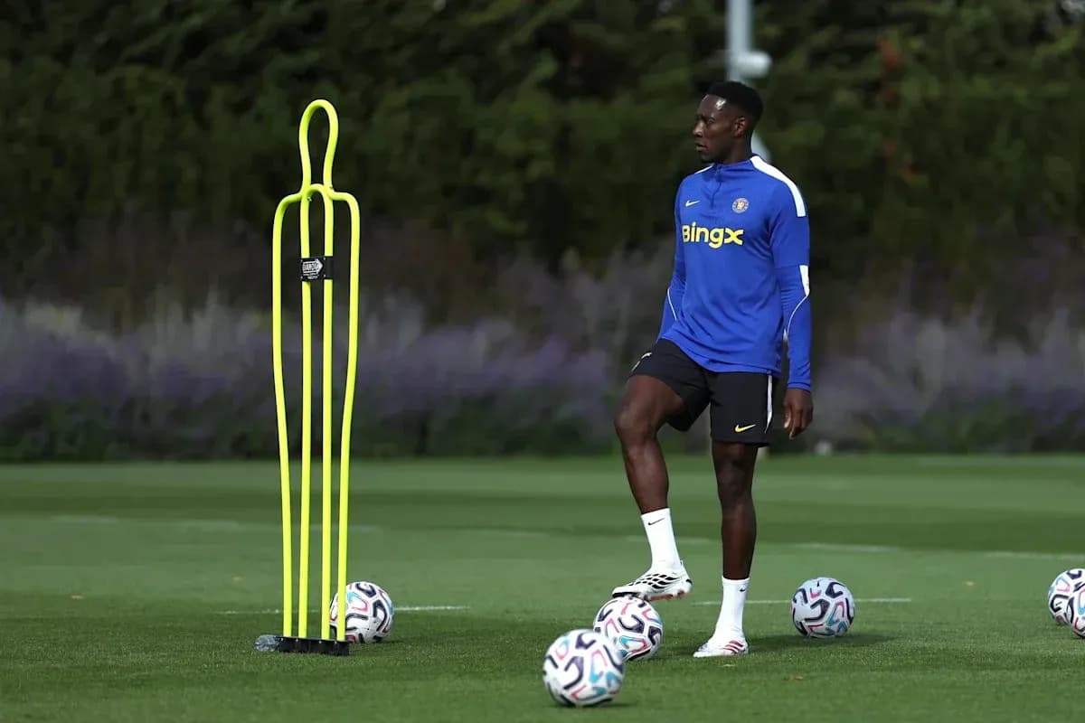 Jugador entrenando junto a conos de práctica Jugador entrenando junto a conos de práctica