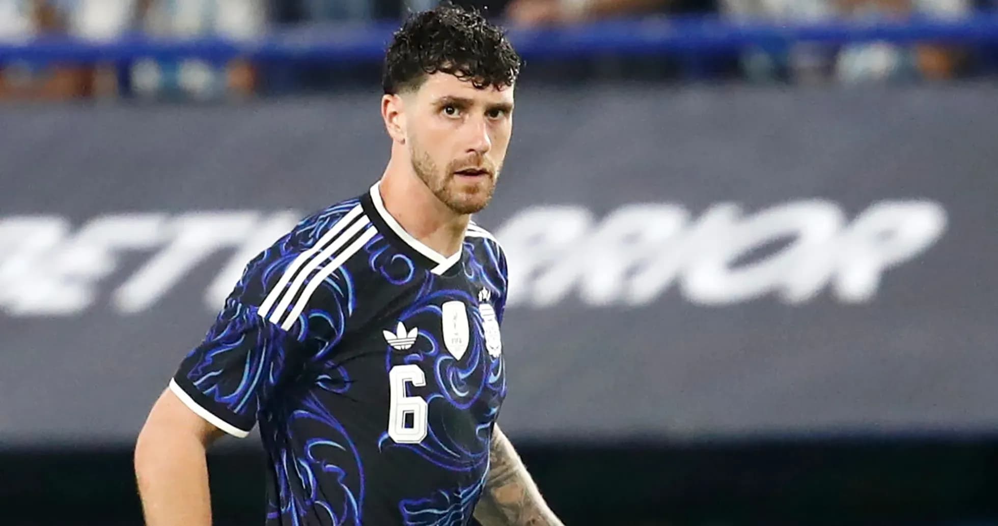 Jugador con camiseta negra de Argentina en acción Jugador con camiseta negra de Argentina en acción