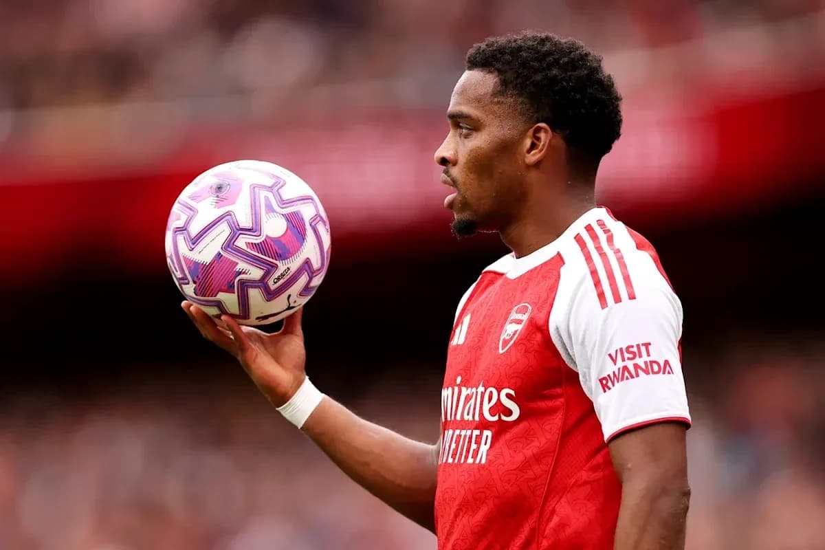 Jugador sosteniendo un balón durante un partido Jugador sosteniendo un balón durante un partido