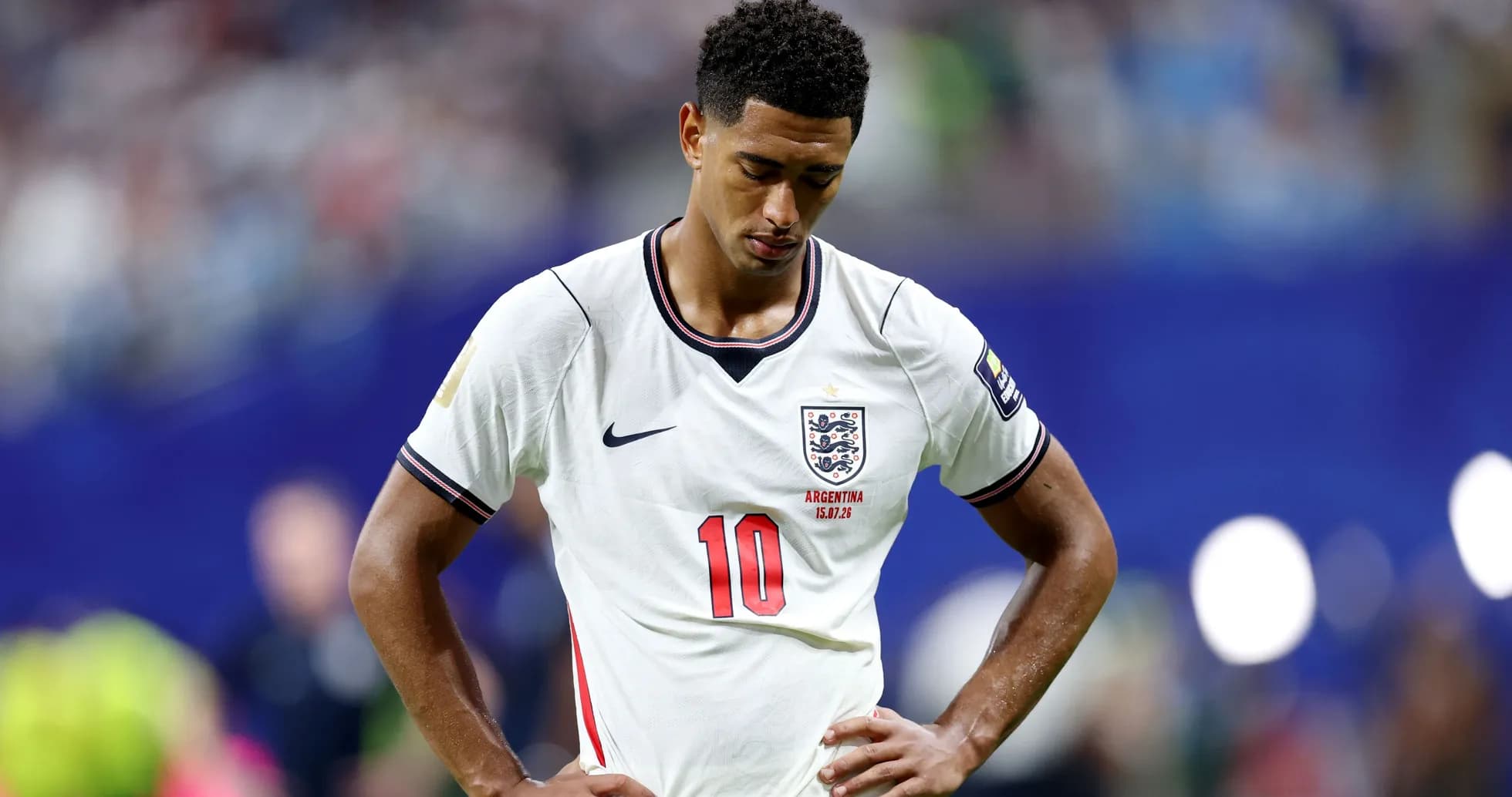 Jugador de Inglaterra con cabeza baja en el campo Jugador de Inglaterra con cabeza baja en el campo
