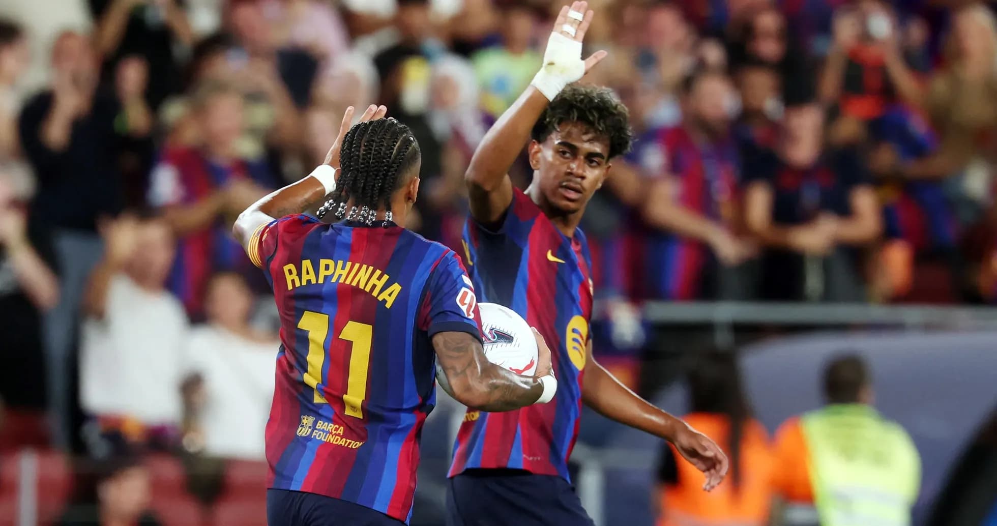 Raphinha y compañero celebrando en el campo Raphinha y compañero celebrando en el campo