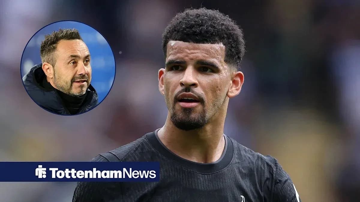 Jugador de Tottenham durante un partido con entrenador Jugador de Tottenham durante un partido con entrenador
