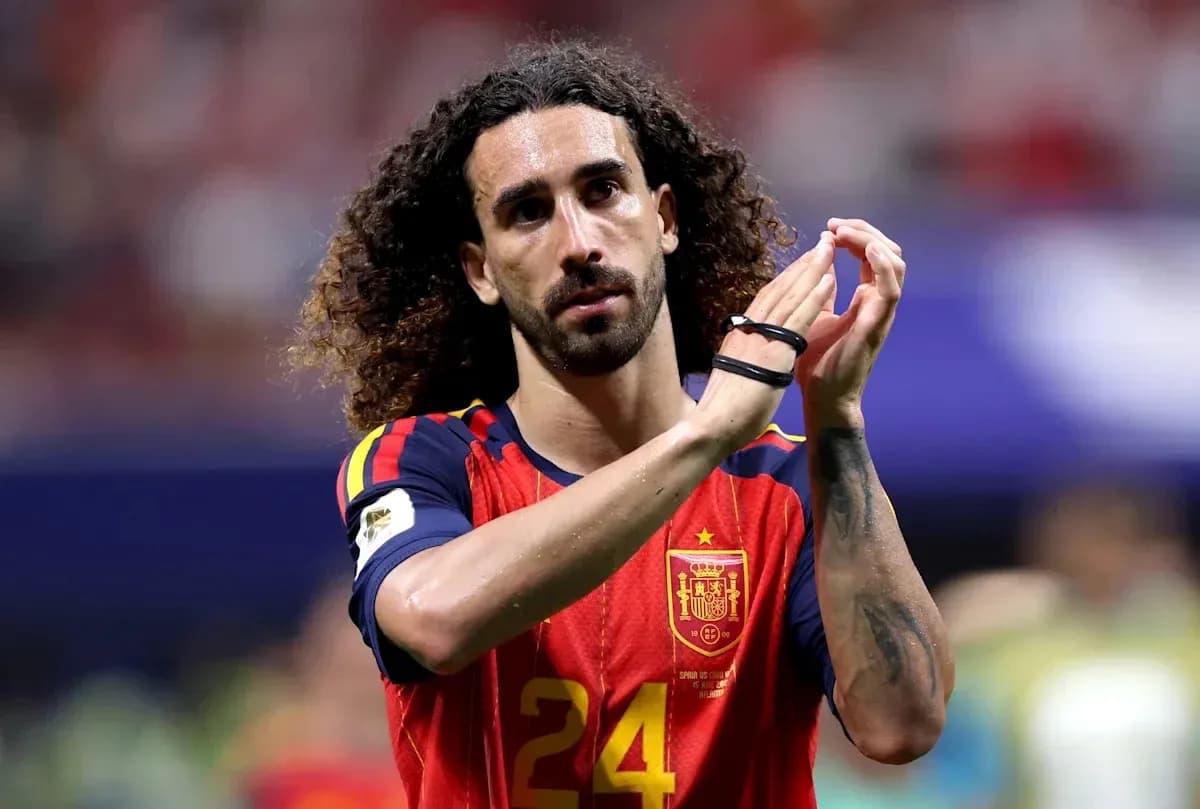 Jugador aplaudiendo en partido con camiseta de España Jugador aplaudiendo en partido con camiseta de España