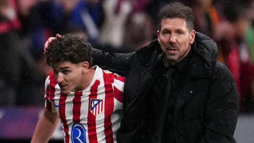 Jugador de Atlético siendo asistido por entrenador Jugador de Atlético siendo asistido por entrenador
