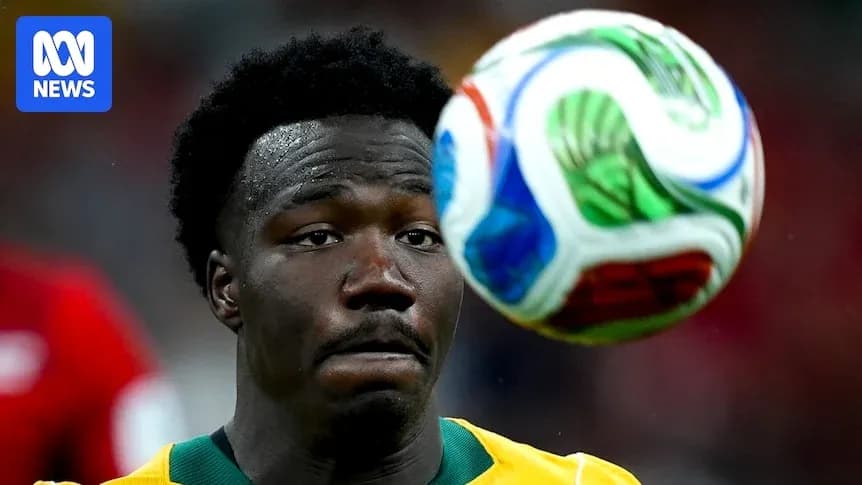 Jugador australiano mirando un balón de fútbol Jugador australiano mirando un balón de fútbol