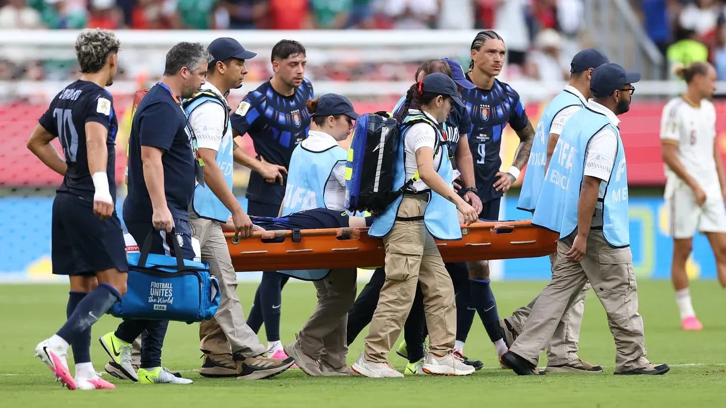 Personal médico transportando a jugador lesionado en camilla Personal médico transportando a jugador lesionado en camilla