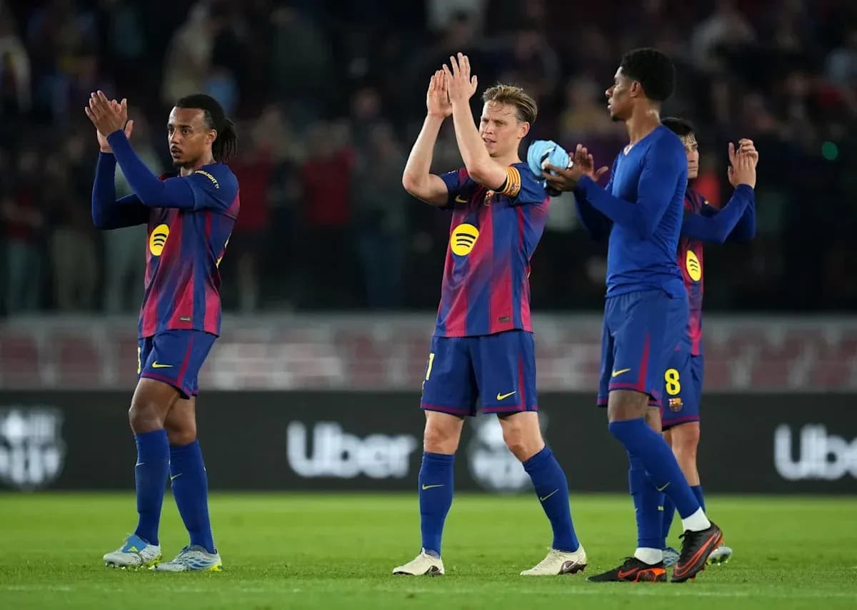 Jugadores del FC Barcelona aplaudiendo tras el partido Jugadores del FC Barcelona aplaudiendo tras el partido