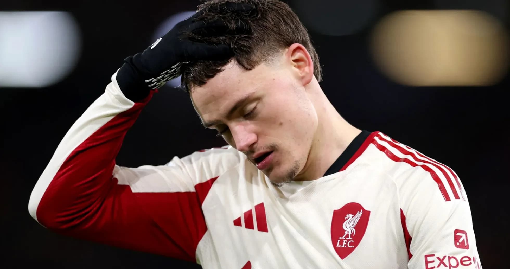 Jugador de Liverpool con gesto de frustración tras partido Jugador de Liverpool con gesto de frustración tras partido