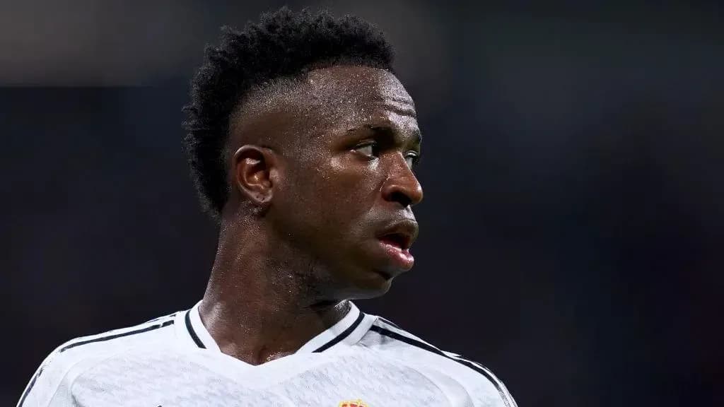 Jugador de fútbol con camiseta blanca en acción Jugador de fútbol con camiseta blanca en acción
