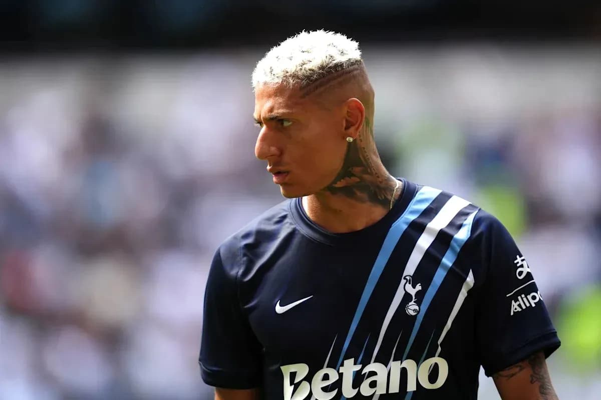 Jugador de Tottenham en el campo durante el partido Jugador de Tottenham en el campo durante el partido