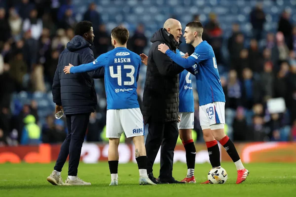 Jugadores de Rangers conversando con el entrenador tras el partido Jugadores de Rangers conversando con el entrenador tras el partido