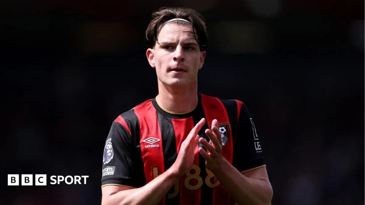 Jugador de Bournemouth aplaudiendo en el campo Jugador de Bournemouth aplaudiendo en el campo