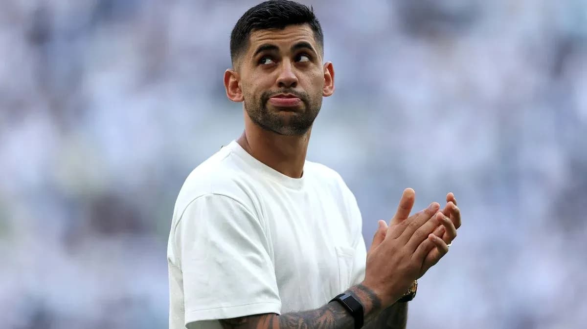Jugador aplaudiendo en el campo antes del partido Jugador aplaudiendo en el campo antes del partido