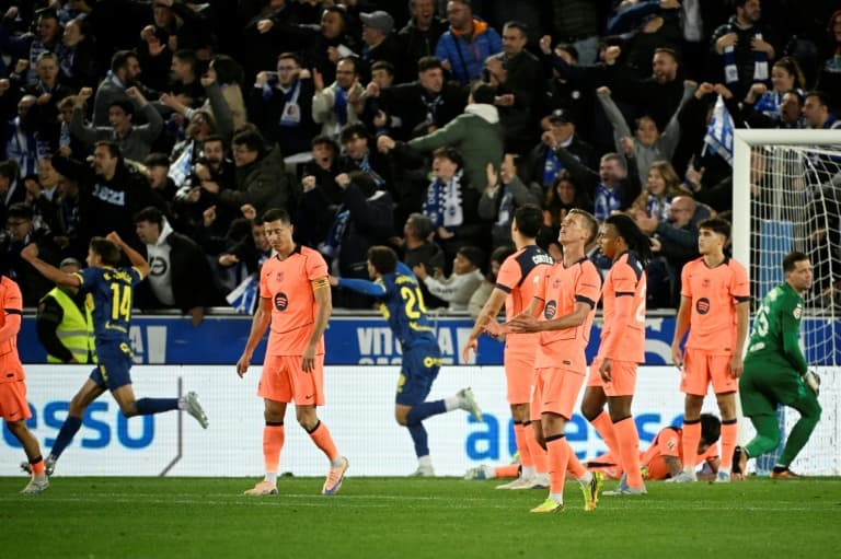 Jugadores de equipo en uniforme rosa tras un gol rival Jugadores de equipo en uniforme rosa tras un gol rival