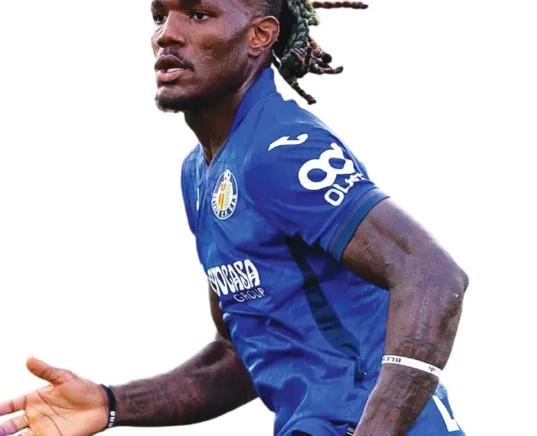 Jugador de fútbol con camiseta azul corriendo Jugador de fútbol con camiseta azul corriendo