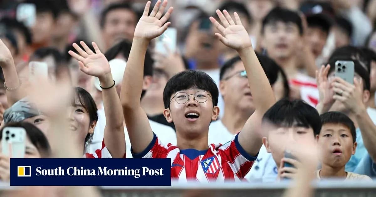 Aficionado animado con camiseta de Atlético de Madrid Aficionado animado con camiseta de Atlético de Madrid