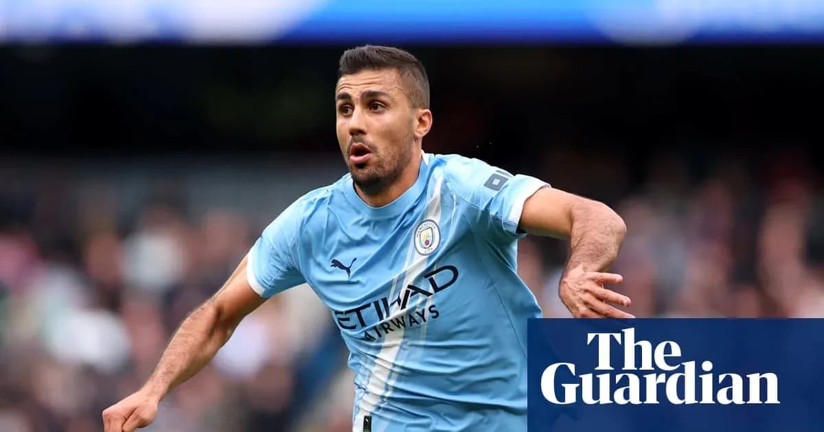 Jugador de Manchester City corriendo durante el partido Jugador de Manchester City corriendo durante el partido