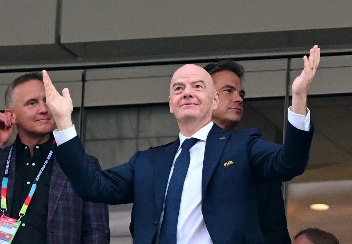Gianni Infantino saludando en un palco de estadio Gianni Infantino saludando en un palco de estadio