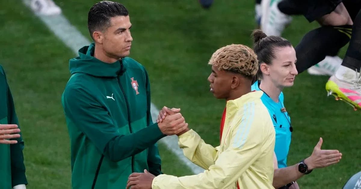 Cristiano Ronaldo saludando a otro jugador antes del partido Cristiano Ronaldo saludando a otro jugador antes del partido