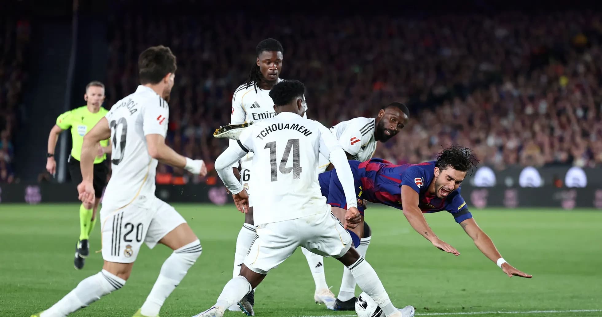 Jugador de Barcelona cae rodeado por defensores del Real Madrid Jugador de Barcelona cae rodeado por defensores del Real Madrid