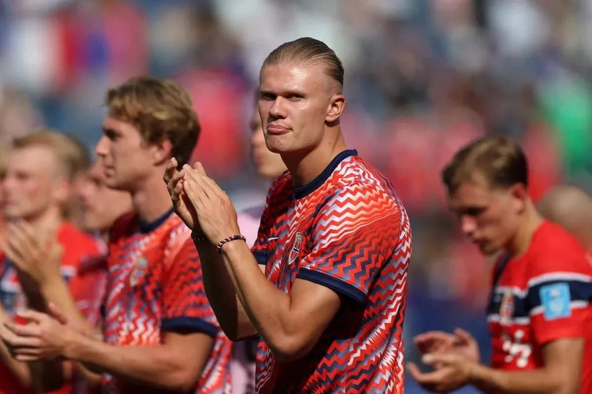 Jugadores de Noruega aplaudiendo en el campo Jugadores de Noruega aplaudiendo en el campo