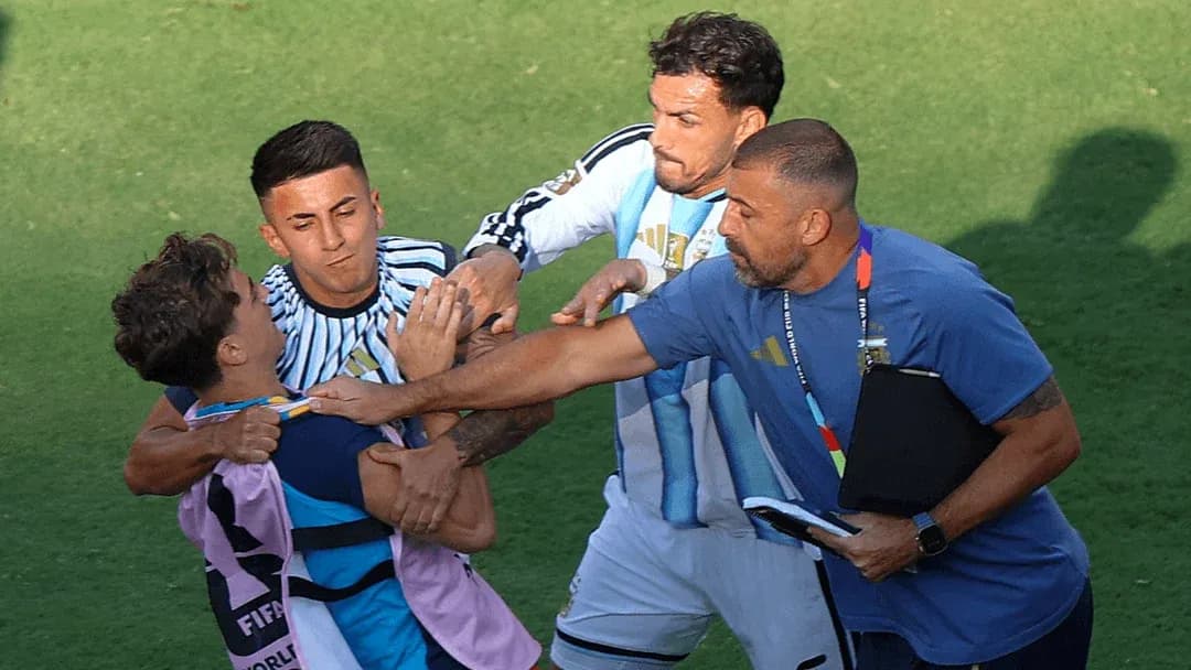 Jugadores involucrados en un altercado durante el partido Jugadores involucrados en un altercado durante el partido