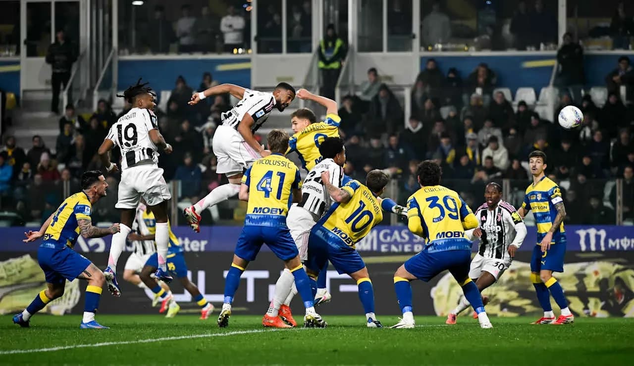Jugadores de Juventus y Parma en acción Jugadores de Juventus y Parma en acción