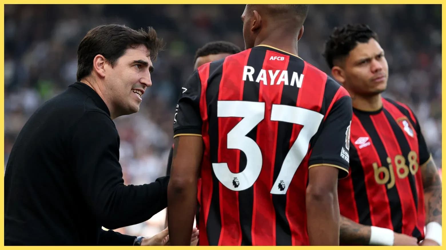 Entrenador hablando con jugadores de Bournemouth durante partido Entrenador hablando con jugadores de Bournemouth durante partido