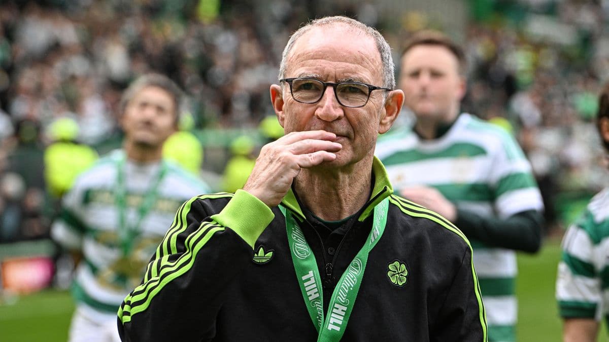 Entrenador de Celtic observando a la multitud Entrenador de Celtic observando a la multitud