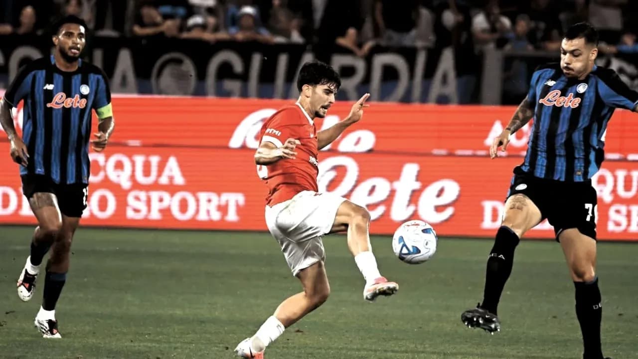 Jugador de fútbol controla el balón en el partido Jugador de fútbol controla el balón en el partido