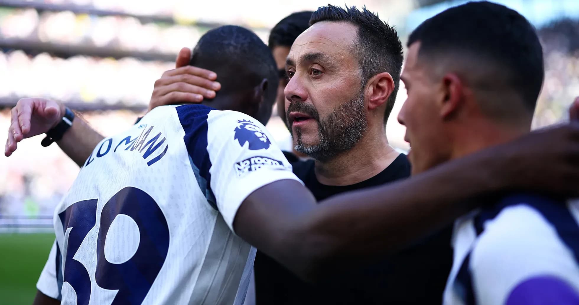 Entrenador y jugador de Tottenham celebrando Entrenador y jugador de Tottenham celebrando