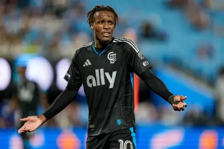 Jugador de CF Montréal gesticulando en el campo Jugador de CF Montréal gesticulando en el campo