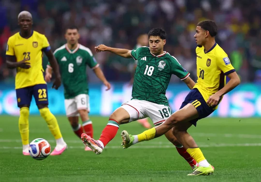 Jugador de México en acción contra Ecuador Jugador de México en acción contra Ecuador