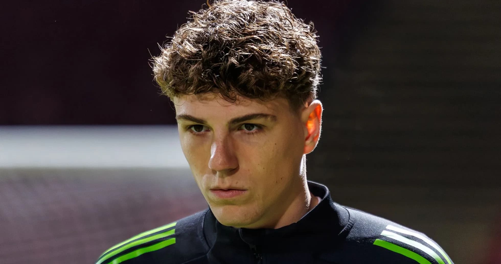 Jugador con cabello rizado en uniforme de entrenamiento Jugador con cabello rizado en uniforme de entrenamiento